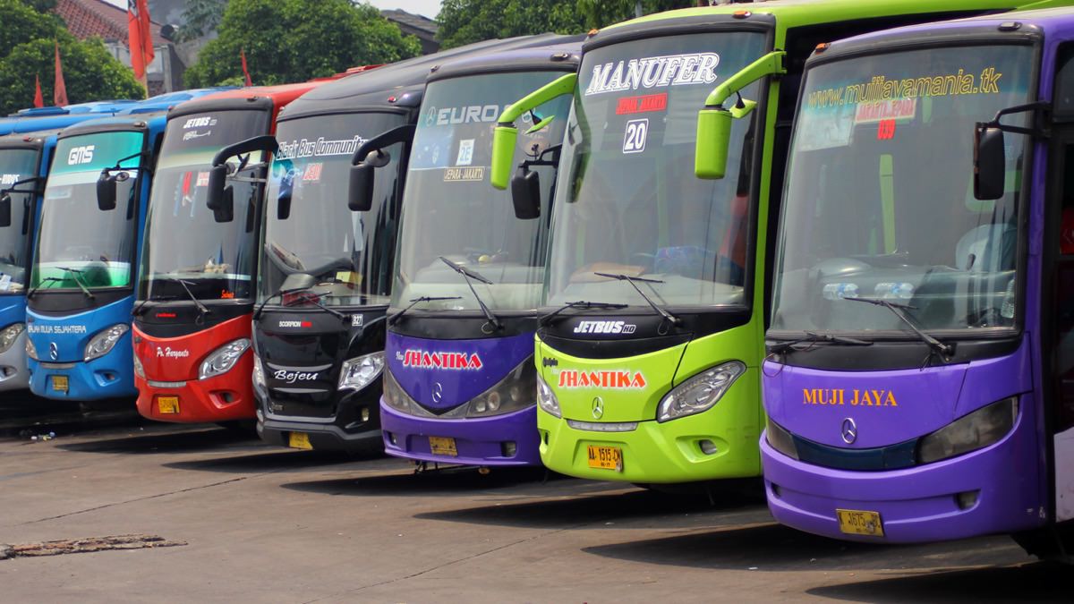 Bus-Parkir-Photo