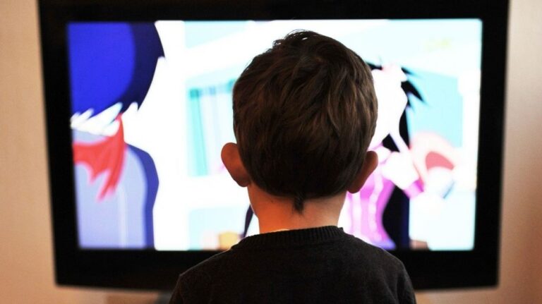 ilustrasi-anak-nonton-kartun