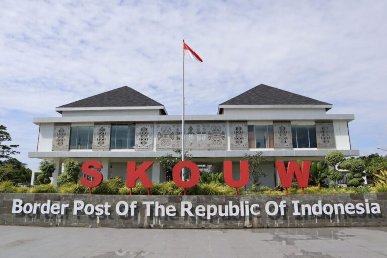 Pasar-di-PLBN-Skouw-1024x683-1