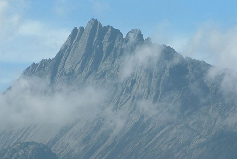 puncak-carstensz-asal-usul-nama-20250303120506