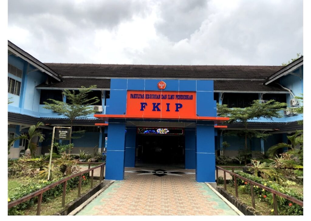 Lulus dari jurusan pendidikan seringkali menjadi awal dari pertanyaan besar: lebih baik lanjut ke PPG atau melanjutkan studi S2? Keduanya sama-sama menjanjikan, tetapi memiliki tujuan, manfaat, dan konsekuensi yang berbeda.