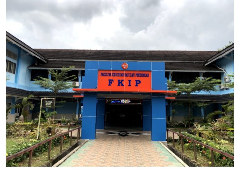 Lulus dari jurusan pendidikan seringkali menjadi awal dari pertanyaan besar: lebih baik lanjut ke PPG atau melanjutkan studi S2? Keduanya sama-sama menjanjikan, tetapi memiliki tujuan, manfaat, dan konsekuensi yang berbeda.