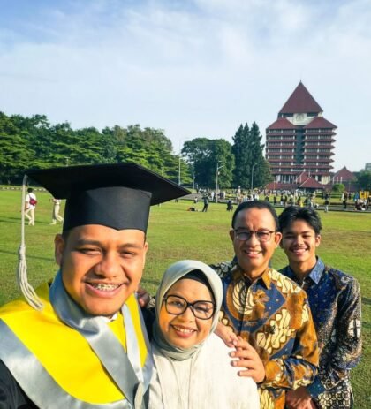 Mikail adalah anak dari mantan Gubernur DKI Jakarta, Anies Baswedan. la meraih gelar sarjana di bidang ekonomi dan akuntansi, menjadi momen penting dalam keluarga setelah perjalanan akademiknya yang konsisten.