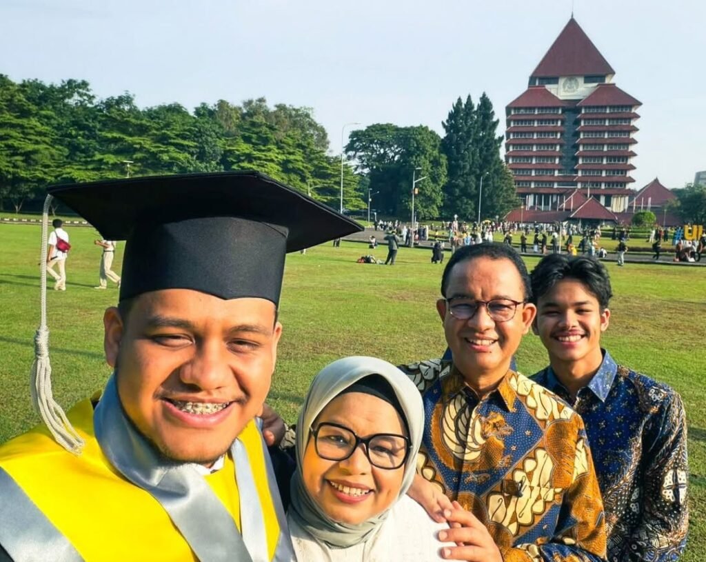 Mikail adalah anak dari mantan Gubernur DKI Jakarta, Anies Baswedan. la meraih gelar sarjana di bidang ekonomi dan akuntansi, menjadi momen penting dalam keluarga setelah perjalanan akademiknya yang konsisten.