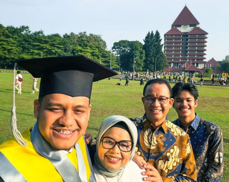 Mikail adalah anak dari mantan Gubernur DKI Jakarta, Anies Baswedan. la meraih gelar sarjana di bidang ekonomi dan akuntansi, menjadi momen penting dalam keluarga setelah perjalanan akademiknya yang konsisten.