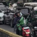Aksi nekat seorang pengemudi mobil di Jakarta Pusat (Jakpus) membuat warga geger. Pelaku berinisial HM (24 tahun) diamankan polisi setelah mengemudi dengan cara ugal-ugalan, membahayakan pengguna jalan, dan menabrak beberapa pengendara motor di beberapa titik wilayah Jakpus pada Rabu (25/2/2026) sore.