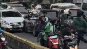 Aksi nekat seorang pengemudi mobil di Jakarta Pusat (Jakpus) membuat warga geger. Pelaku berinisial HM (24 tahun) diamankan polisi setelah mengemudi dengan cara ugal-ugalan, membahayakan pengguna jalan, dan menabrak beberapa pengendara motor di beberapa titik wilayah Jakpus pada Rabu (25/2/2026) sore.