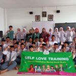 Melalui program Self Love Training Goes to Pesantren, Yayasan Generasi Literat menghadirkan literasi kesehatan mental ke ruang pesantren.