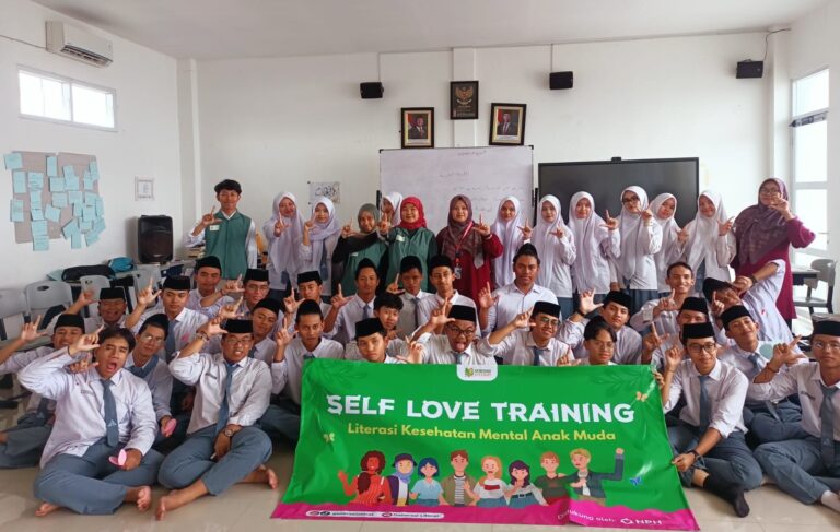 Melalui program Self Love Training Goes to Pesantren, Yayasan Generasi Literat menghadirkan literasi kesehatan mental ke ruang pesantren.