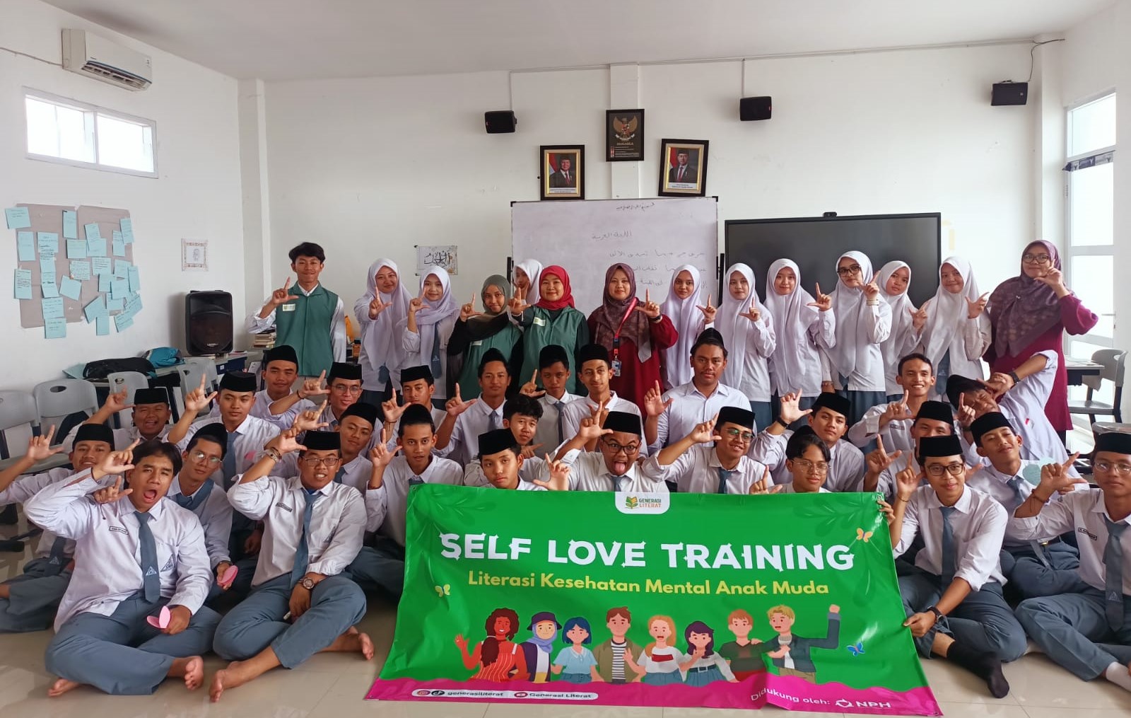 Melalui program Self Love Training Goes to Pesantren, Yayasan Generasi Literat menghadirkan literasi kesehatan mental ke ruang pesantren.