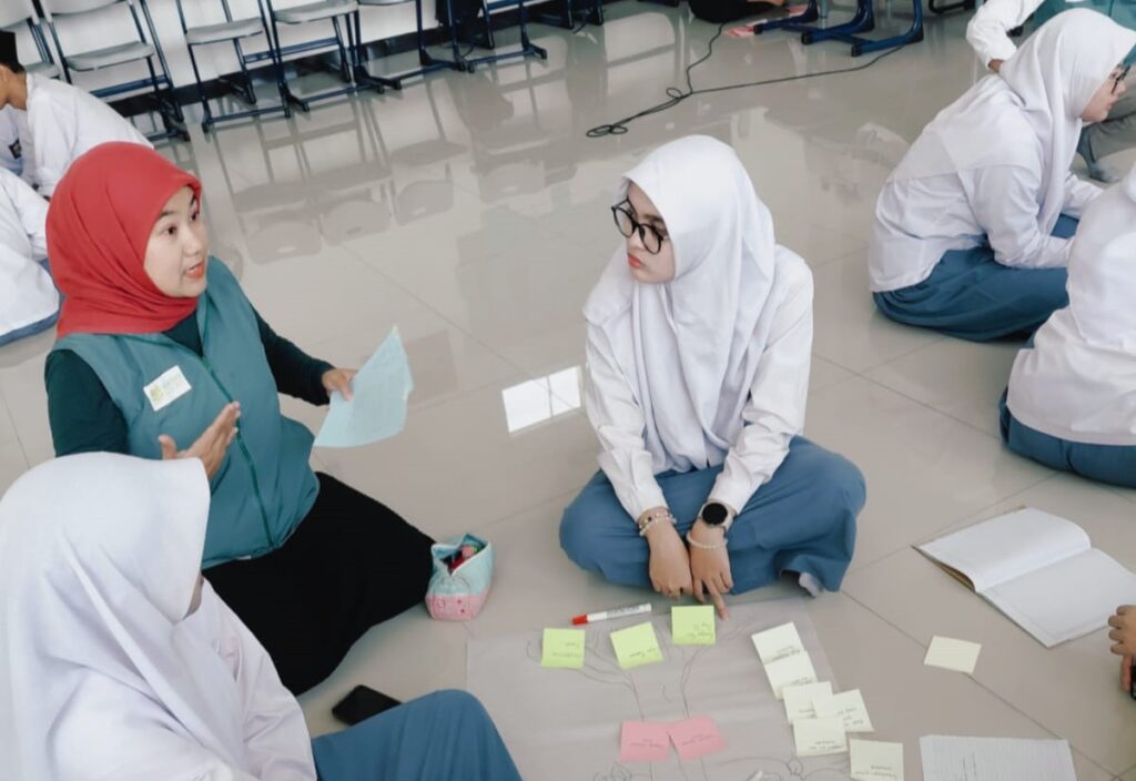 Melalui program Self Love Training Goes to Pesantren, Yayasan Generasi Literat menghadirkan literasi kesehatan mental ke ruang pesantren. 