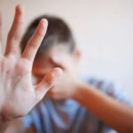 Publik dibuat geram dengan kasus dugaan penganiayaan yang menimpa seorang bocah laki-laki berinisial NS (12 tahun) di Kabupaten Sukabumi, Jawa Barat.