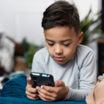 Pelarangan akses media sosial bagi anak di bawah usia 16 tahun sebagai bagian dari agenda besar regulasi teknologi dan perlindungan anak di internet.