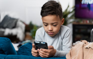 Pelarangan akses media sosial bagi anak di bawah usia 16 tahun sebagai bagian dari agenda besar regulasi teknologi dan perlindungan anak di internet.