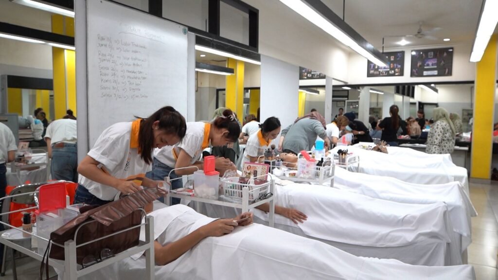 Terdapat 15 politeknik terbaik di Indonesia versi Webometrics yang bisa menjadi bahan pertimbangan sebelum mendaftar kuliah.