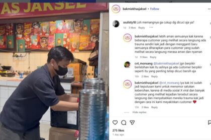 Gerai Bakmie Khas Jaksel, salah satu gerai makanan di Pujasera Blok M Square, Jakarta Selatan, meminta maaf dan memutuskan membuang seluruh mangkuk milik mereka. Hal ini dilakukan usai sebuah akun di media sosial X mengeluh kejatuhan bayi tikus saat makan di gerai tersebut. (Foto: tangkapan layar video Instagram @bakmiekhasjaksel)