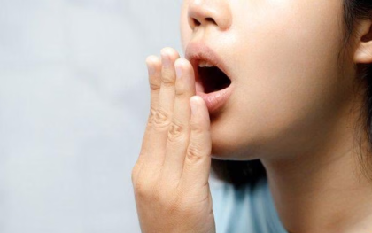 Bau mulut saat puasa terjadi secara alami karena produksi air liur menurun drastis.