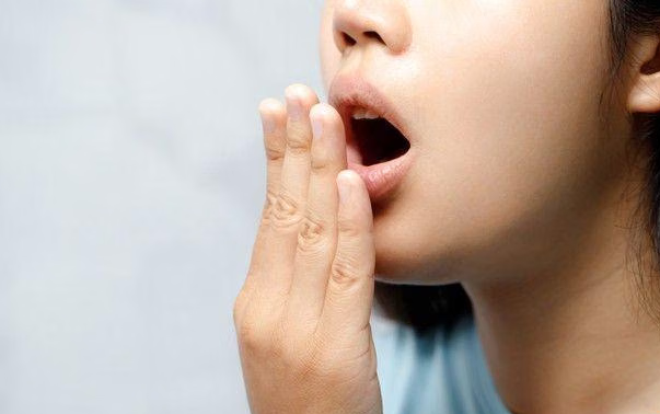 Bau mulut saat puasa terjadi secara alami karena produksi air liur menurun drastis.