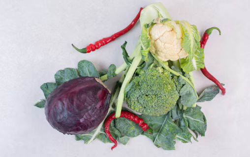 Bayam, kubis, dan terong termasuk sayuran yang berisiko jika dimakan mentah.