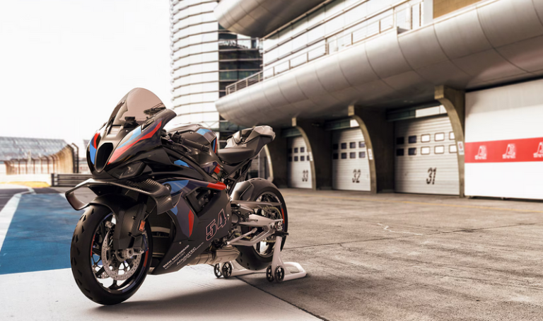 Peluncuran terbaru BMW M1000 RR menjadi magnet utama bagi pengunjung. Superbike ini memiliki reputasi kuat di lintasan balap global, dan kehadirannya di IIMS 2026 semakin memantapkan posisi BMW di pasar motor premium Indonesia. (Foto: BMW Motorrad)