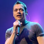 Brad Arnold menghembuskan napas terakhir dalam tidurnya pada Sabtu, 7 Februari 2026, dengan dikelilingi oleh keluarga dan orang-orang terdekatnya, termasuk sang istri, Jennifer Sanderford.