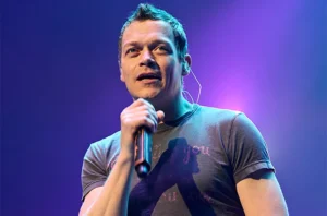 Brad Arnold menghembuskan napas terakhir dalam tidurnya pada Sabtu, 7 Februari 2026, dengan dikelilingi oleh keluarga dan orang-orang terdekatnya, termasuk sang istri, Jennifer Sanderford.
