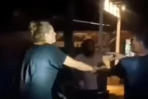 Perempuan itu mengamuk di depan sebuah musala karena terganggu suara tadarusan warga yang menggunakan pengeras suara pada malam pertama Ramadan 1447 H.