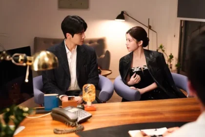 Dirilis 16 Januari 2026, Can This Love Be Translated? menawarkan romansa dengan premis yang segar. Kim Seon Ho berperan sebagai Joo Ho Jin, penerjemah multibahasa yang justru “buta” dalam menerjemahkan perasaan cinta.