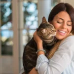 Pelukan hangat dari kucing atau sambutan ceria anjing di rumah bukan hanya menghibur, tetapi juga bekerja langsung pada tubuh untuk meredakan stres.