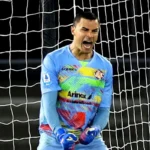 Kiper Cremonese berkebangsaan Indonesia Emil Audero merayakan keberhasilannya melakukan penyelamatan pada pertandingan pekan ketiga Serie A Liga Italia kontra Hellas Verona di Stadion Marcantonio Bentegodi, Verona, Senin (15/9/2025) waktu setempat. Pada pertandingan ini Emil Audero tampil gemilang dengan mencetak sembilan penyelamatan. (Foto: x.com/USCremonese)