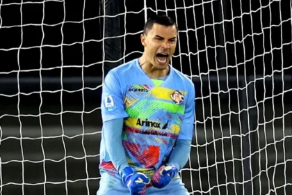 Kiper Cremonese berkebangsaan Indonesia Emil Audero merayakan keberhasilannya melakukan penyelamatan pada pertandingan pekan ketiga Serie A Liga Italia kontra Hellas Verona di Stadion Marcantonio Bentegodi, Verona, Senin (15/9/2025) waktu setempat. Pada pertandingan ini Emil Audero tampil gemilang dengan mencetak sembilan penyelamatan. (Foto: x.com/USCremonese)