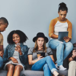 Remaja kini menghabiskan lebih dari separuh waktu bangun mereka menatap layar ponsel, tablet, atau laptop.