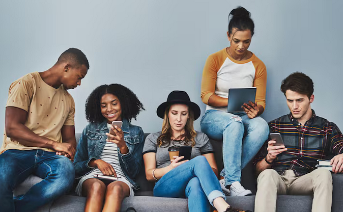 Remaja kini menghabiskan lebih dari separuh waktu bangun mereka menatap layar ponsel, tablet, atau laptop.