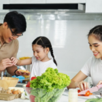 Mencium aroma masakan tidak membatalkan puasa, selama tidak ada uap atau partikel yang sengaja dihirup hingga masuk ke tenggorokan.