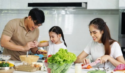 Mencium aroma masakan tidak membatalkan puasa, selama tidak ada uap atau partikel yang sengaja dihirup hingga masuk ke tenggorokan.
