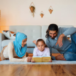 Keluarga Muslim libur di rumah.