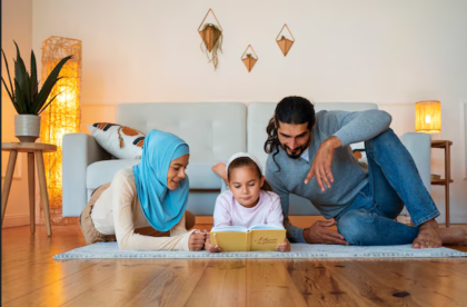 Keluarga Muslim libur di rumah.