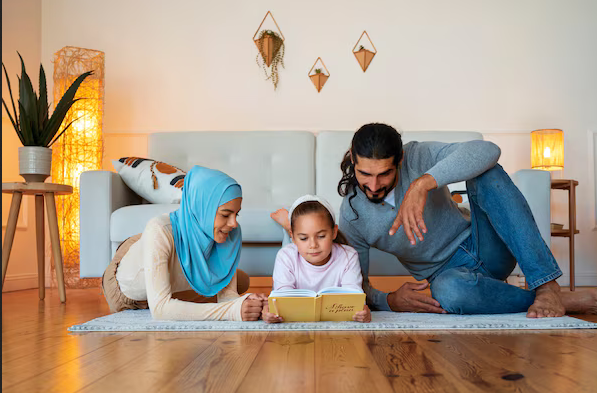 Keluarga Muslim libur di rumah.
