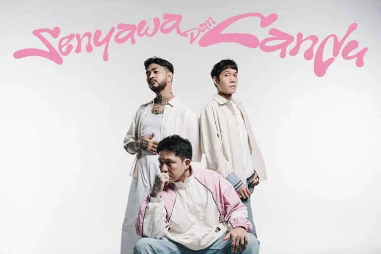 Foto personel grup musik Killing Me Inside Re:union, Onad (kiri), Raka (kanan), dan Sansan (tengah bawah), dalam poster peluncuran lagu "Senyawa dan Candu" yang diunggah di platform Instagram. (Foto: Akun Instagram @reunion_jkt)