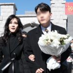 Presiden Hotel Shilla, Lee Boo-jin (kiri), menghadiri upacara kelulusan putranya, Lim Dong-hyun, di SMA Hwimoon di Gangnam-gu, Seoul. (Foto: Maeil Business Newspaper)