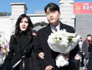 Presiden Hotel Shilla, Lee Boo-jin (kiri), menghadiri upacara kelulusan putranya, Lim Dong-hyun, di SMA Hwimoon di Gangnam-gu, Seoul. (Foto: Maeil Business Newspaper)