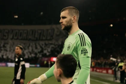 Kiper timnas Indonesia Maarten Paes menjalani debut bersama Ajax Amsterdam pada pertandingan lanjutan Liga Belanda 2025/2026 menghadapi NEC Nijmegen di Stadion Johan Cruyff Arena, Amsterdam, Sabtu (21/2/2026) waktu setempat. (Foto: X/AFCAjax)