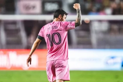 Megabintang sepak bola asal Argentina, Lionel Messi, dikenal sebagai pemain dengan segudang prestasi.