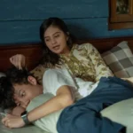 Wajah aktris Prastiwi Dwiarti (Tiwi T2) terlihat dalam tangkapan layar tampilan awal film "Aku Sebelum Aku" yang diunggah dengan tagar #NextOnNetflix2026. (Foto: Instagram/@ginasnoer)