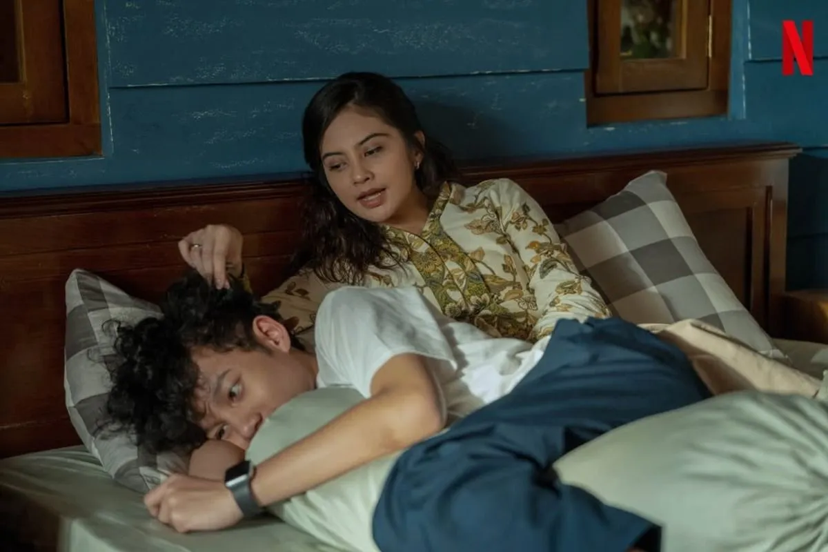 Wajah aktris Prastiwi Dwiarti (Tiwi T2) terlihat dalam tangkapan layar tampilan awal film "Aku Sebelum Aku" yang diunggah dengan tagar #NextOnNetflix2026. (Foto: Instagram/@ginasnoer)