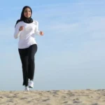 Puasa bukan alasan untuk berhenti bergerak. Justru, menjaga tubuh tetap aktif selama Ramadan penting agar kebugaran tidak menurun drastis.
