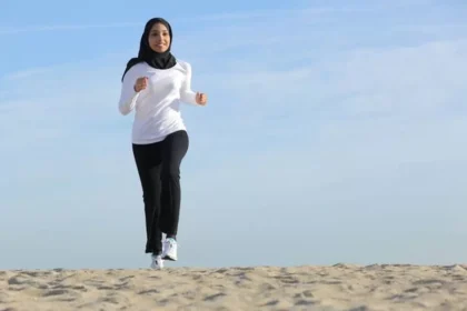 Puasa bukan alasan untuk berhenti bergerak. Justru, menjaga tubuh tetap aktif selama Ramadan penting agar kebugaran tidak menurun drastis.