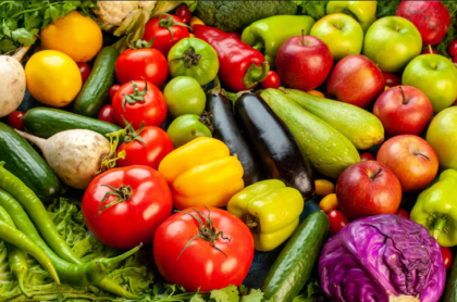 Kombinasi makanan sayur dan buah-buahan yang kaya serat alami.