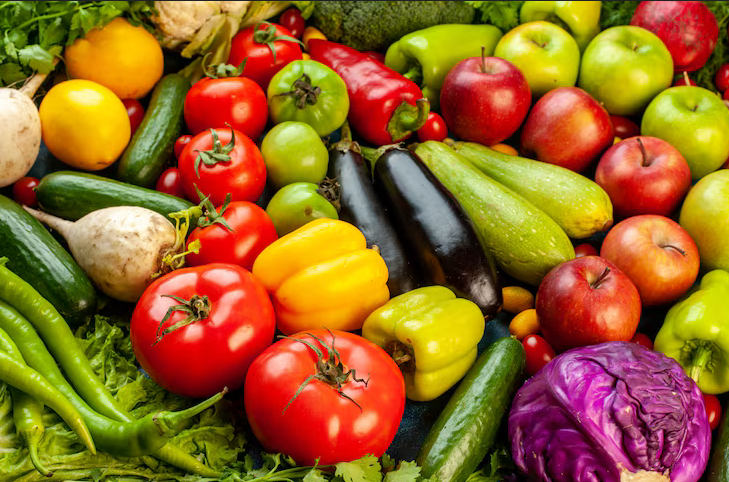 Kombinasi makanan sayur dan buah-buahan yang kaya serat alami.