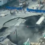 Shanghai, China, menjadi lokasi terbaru sinkhole. Pada 12 Februari 2026, lubang raksasa tiba-tiba muncul di lokasi konstruksi Stasiun Qixin Road, jalur metro Jiamin.